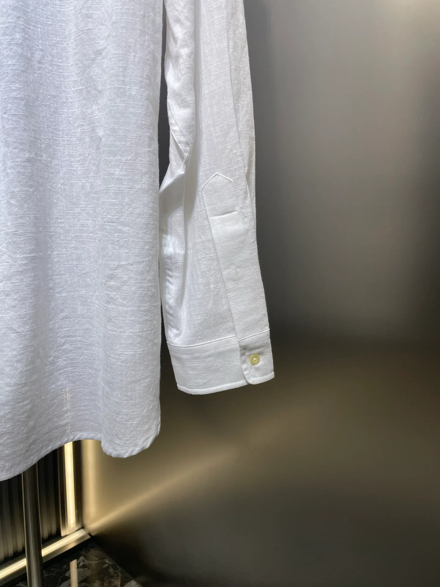 P430 Ralph Lauren 🌟[Top Original] Embroidered linen shirt. Selected high-quality linen material with natural texture and breathability. Tight and smooth, comfortable and close to the skin. Stunning appearance with a touch of pure white. The iconic pony embroidery is like a smart note jumping on the white canvas. Simple but highly recognizable. The clever design of the outer pleated split back shoulder adds a sense of agility and detachment in a minimalist shape. Contains the soul of fashion. Process 1: Adopt imported machine embroidery technology and use advanced computer control systems and precision mechanical components to achieve the iconic pony embroidery operation with high precision and smooth and delicate lines. Process 2: Adopt side-turning buried clamp stitching process, which is smooth and tidy. Process 3: The fabrics have been washed and have a better hand feel. Not easy to deform, not easy to shrink, not easy to fade, and maintain long-term beauty. Accessories: Customized 1:1 thick plate resin buckle Customized 1:1 Ralph Lauren trademark Fit: Loose fit Size: S M L XL